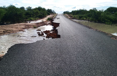 Asfalto de Remanso a Campo Alegre de Lourdes não resiste às primeiras chuvas