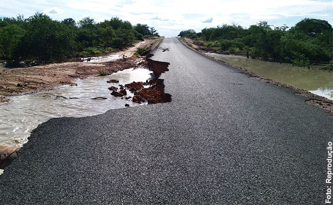 Asfalto de Remanso a Campo Alegre de Lourdes não resiste às primeiras chuvas