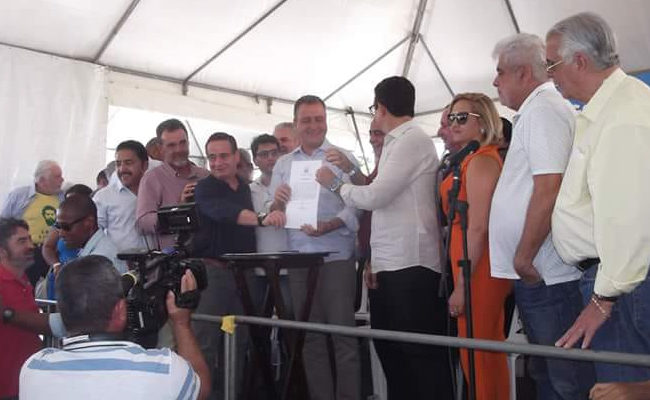 RUI INAUGURA OBRA ANTES DE FICAR PRONTA-