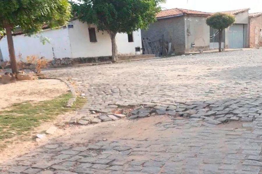 Rua recém-calçada não resiste às primeiras chuvas em Campo Alegre