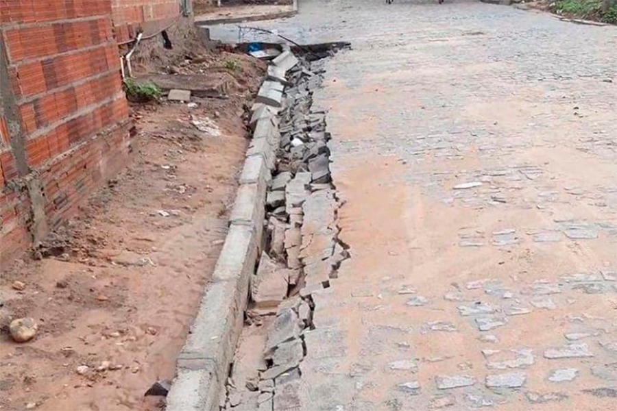 Rua recém-calçada não resiste às primeiras chuvas em Campo Alegre