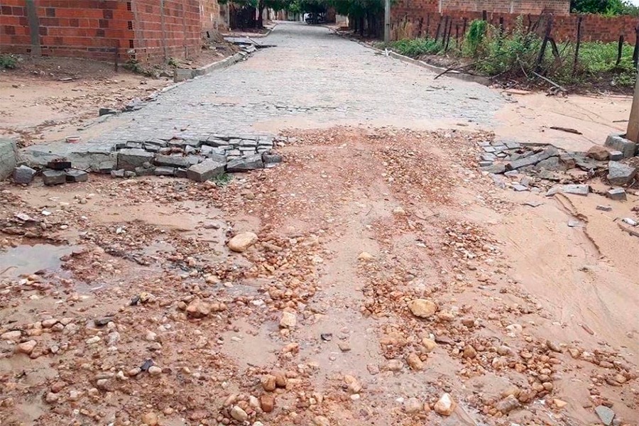 Rua recém-calçada não resiste às primeiras chuvas em Campo Alegre