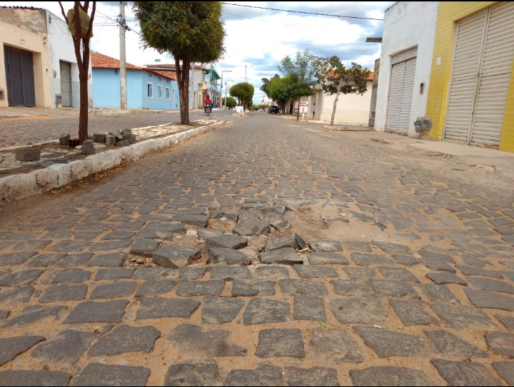 Calçamento em Campo Alegre de Lourdes: começa o reparo outra vez