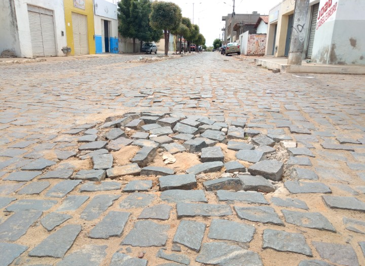 Calçamento em Campo Alegre de Lourdes: começa o reparo outra vez