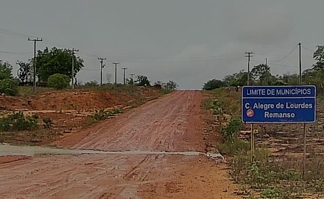 ESTRADA SEM ASFALTO, DIVISA ENTRE REMANSO E CAMPO ALEGRE DE LOURDES